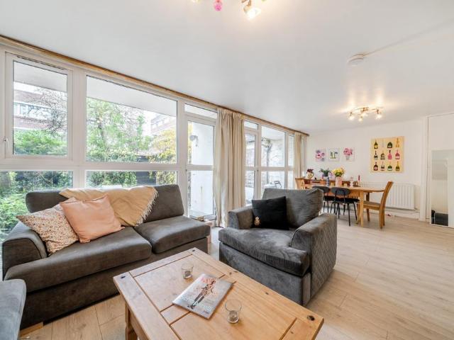 Flat for sale in Earl's Court, Greater London