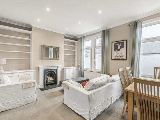 Flat for sale in Clapham Junction, Cat Hill