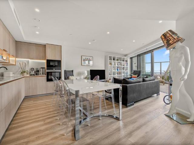 Flat for sale in Canary Wharf, Greater London