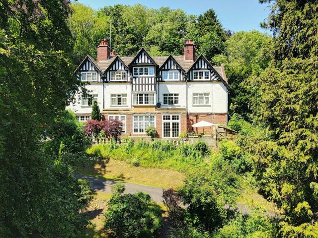Flat for sale in Caterham Valley, Hillview