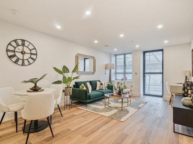 Flat for sale in London Borough of Richmond upon Thames, Greater London