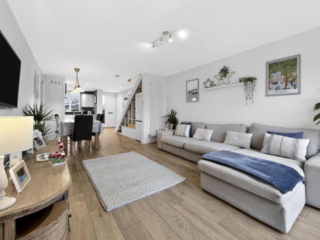 Flat for sale in Battersea, Greater London