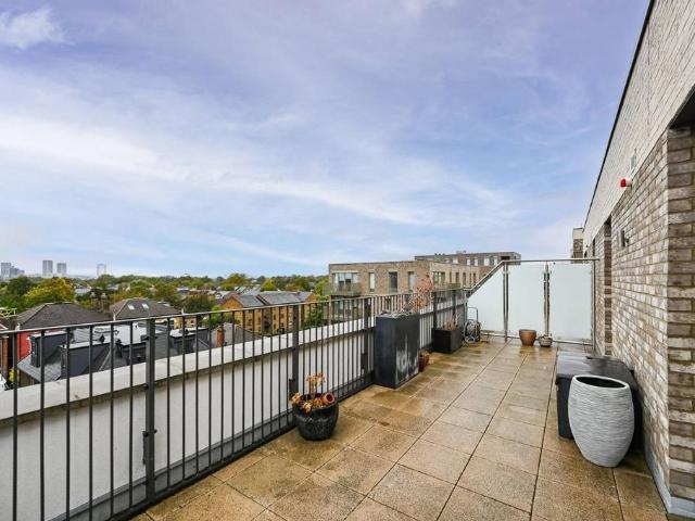 Flat for sale in Forest Gate, Greater London