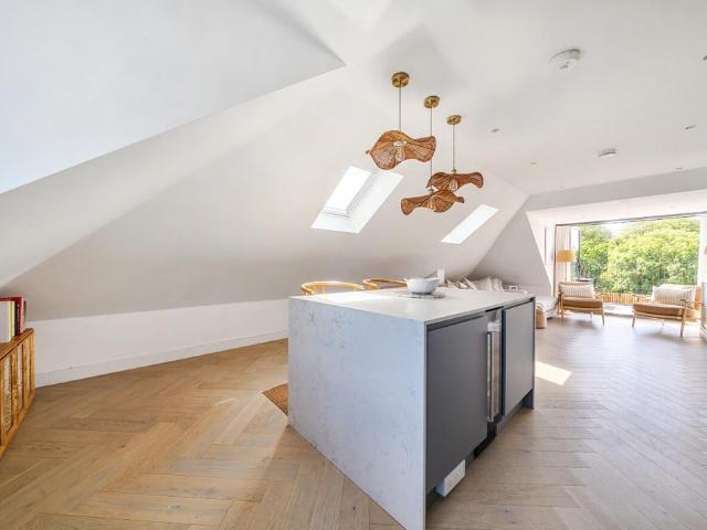 Flat for sale in London Borough of Merton, Collier's Wood
