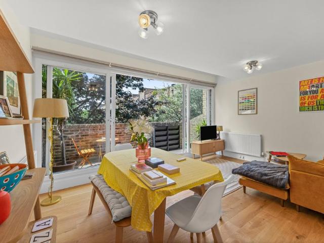 Flat for sale in Highbury, Greater London