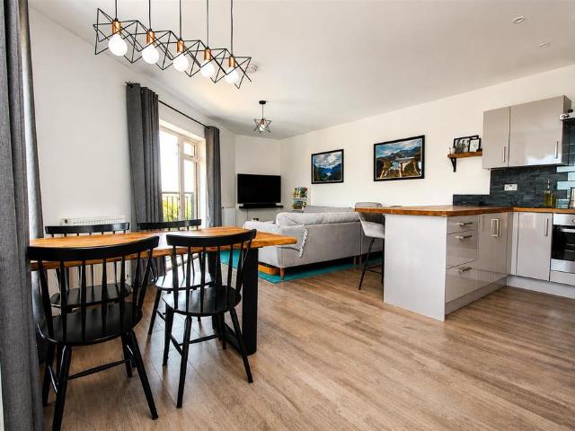 Flat for sale in Hackbridge, Greater London