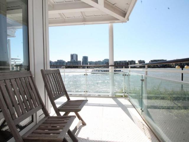 Flat for sale in Millwall, Greater London