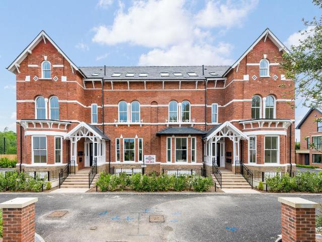 Flat for sale in Sale, Trafford