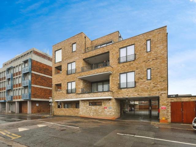 Flat for sale in Broxbourne, Hertfordshire