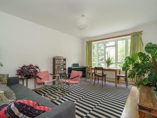 Flat for sale in Kilburn, Greater London
