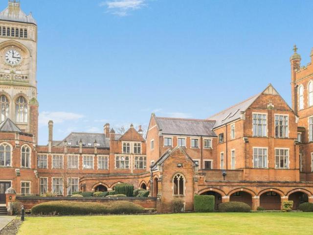 Flat for sale in Connaught Park, Bushey