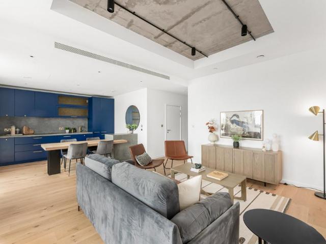 Flat for sale in Goodluck Hope, Greater London