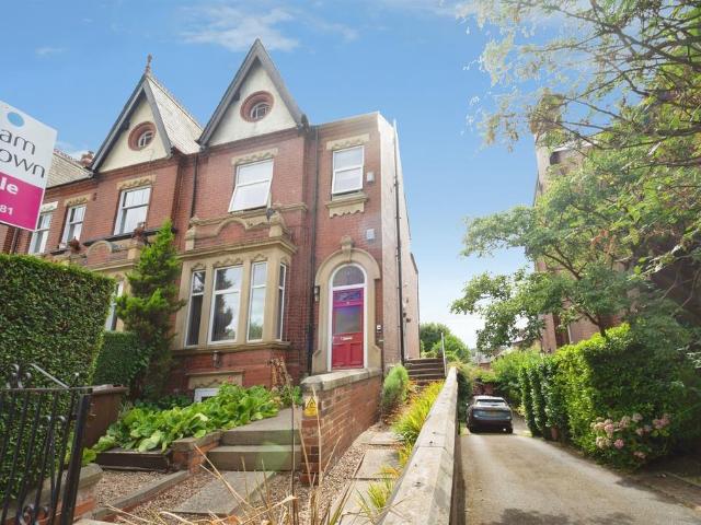 Flat for sale in West Yorkshire