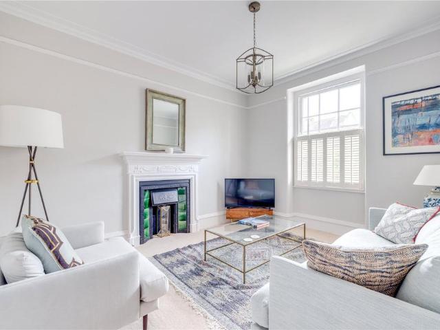 Flat for sale in Fulham, Greater London