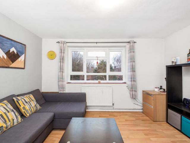Flat for sale in Charlton Riverside, Greater London