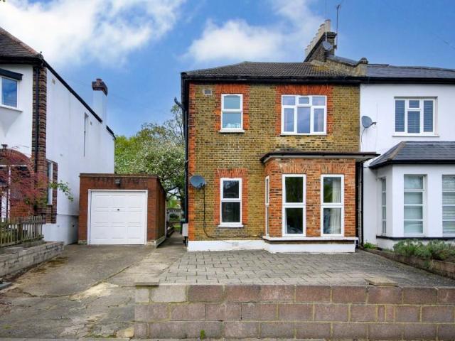Flat for sale in North Finchley, Greater London
