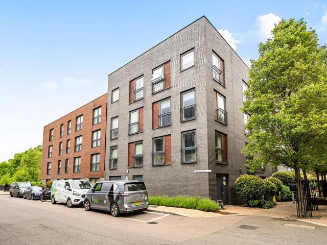 Flat for sale in Little Stanmore, Greater London