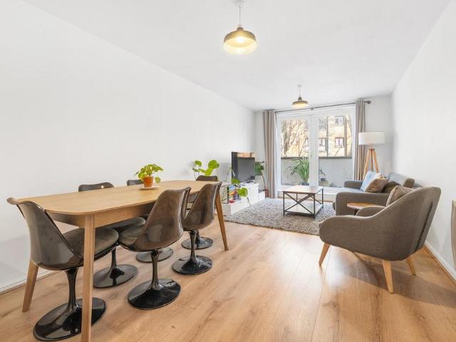 Flat for sale in Streatham Hill, Greater London