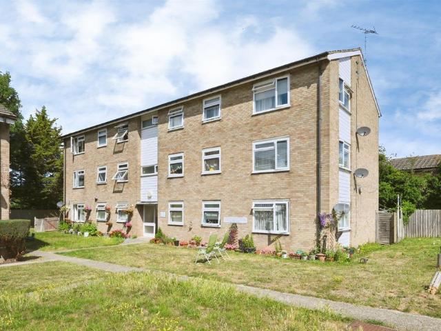 Flat for sale in Duton Hill, Essex