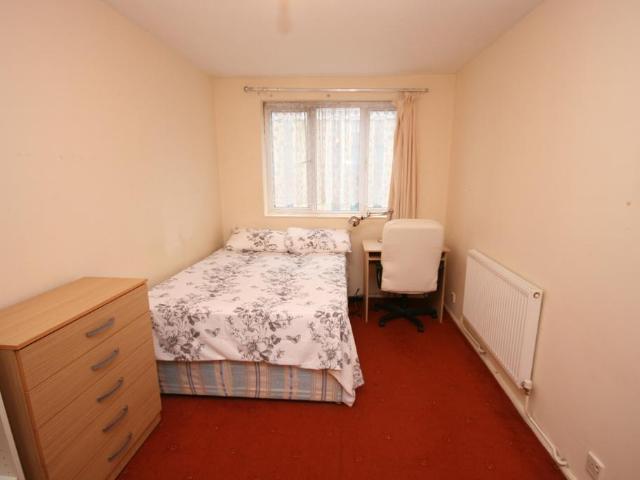 Flat for sale in Limehouse, Greater London