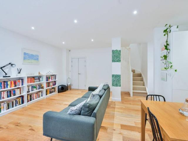 Flat for sale in Walworth, Greater London