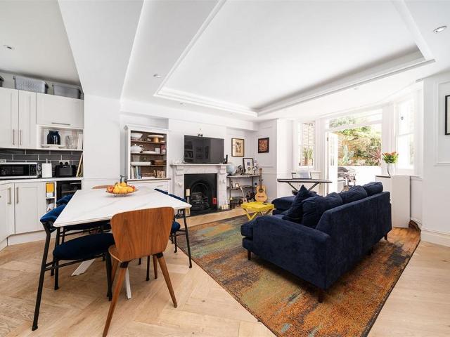 Flat for sale in South Hampstead, Greater London