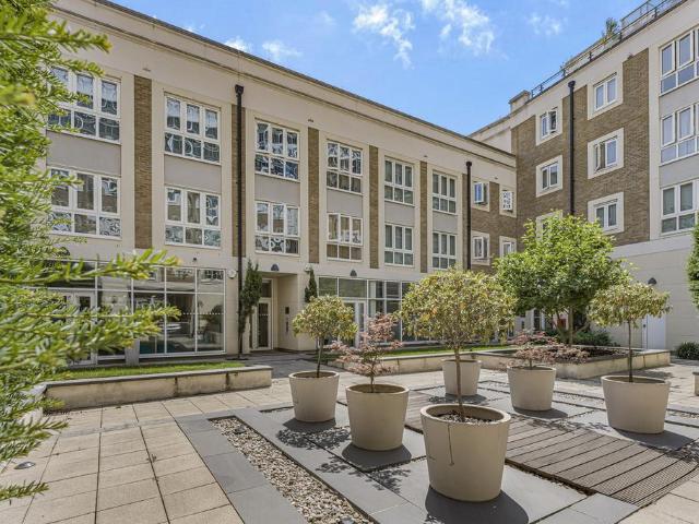 Flat for sale in Putney, Greater London