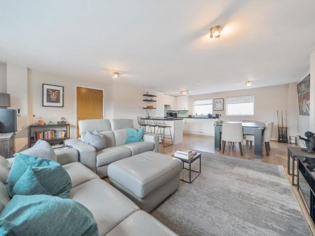 Flat for sale in Balham, Greater London