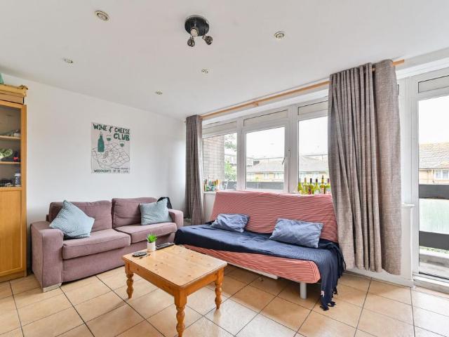 Flat for sale in Stockwell Park, Greater London