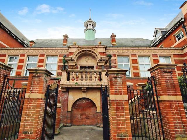 Flat for sale in Lessness Heath, Greater London