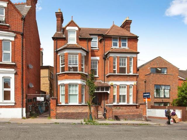 Flat for sale in Streatham, Greater London