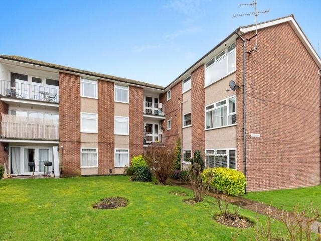 Flat for sale in Wooburn, Bourne End