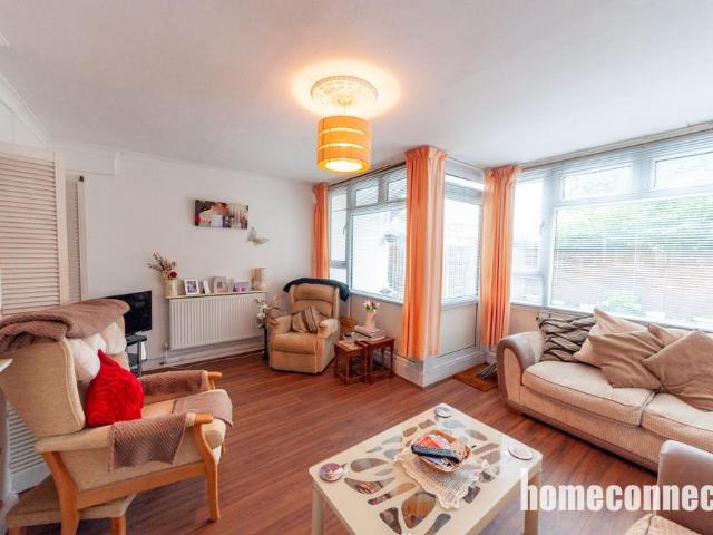 Flat for sale in Poplar Grove, Greater London