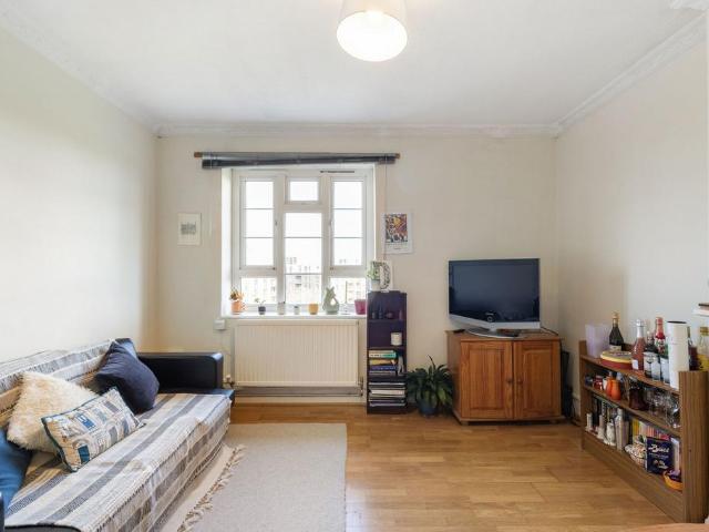 Flat for sale in Oval, Greater London