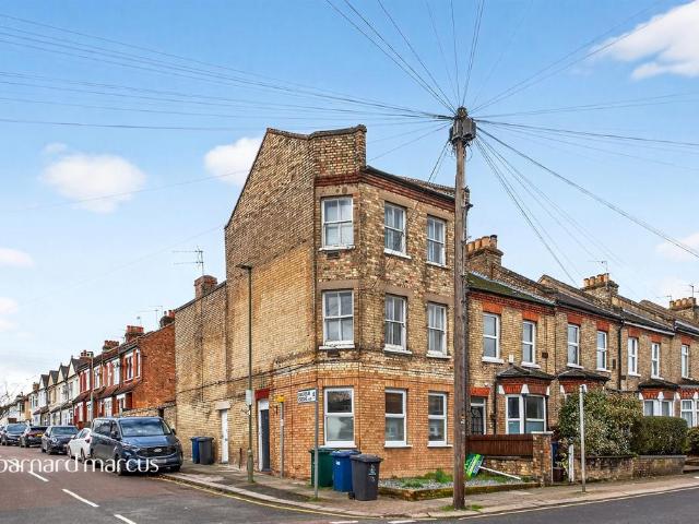 Flat for sale in Brunswick Park, Greater London
