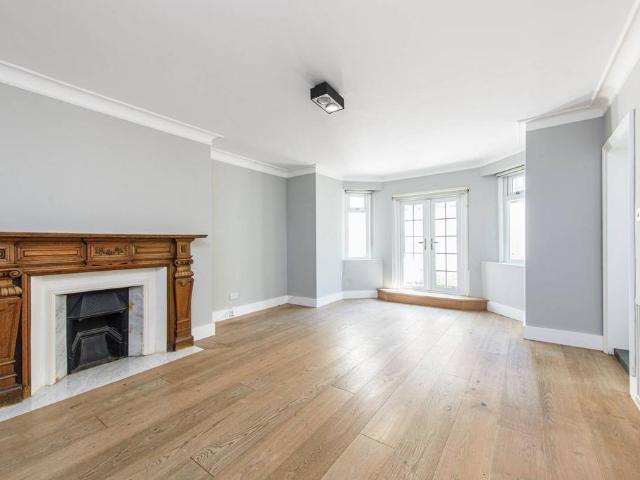 Flat for sale in Belsize Park, Greater London