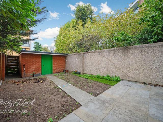 Flat for sale in Cubitt Town, Greater London