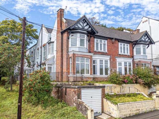 Flat for sale in Bohemia, Guestling Green