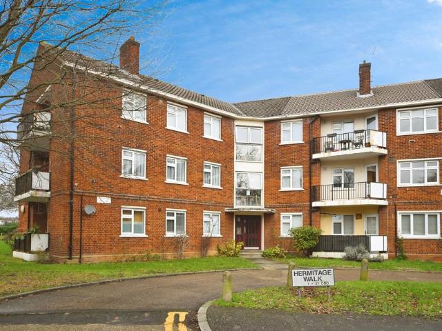Flat for sale in Snaresbrook, Greater London