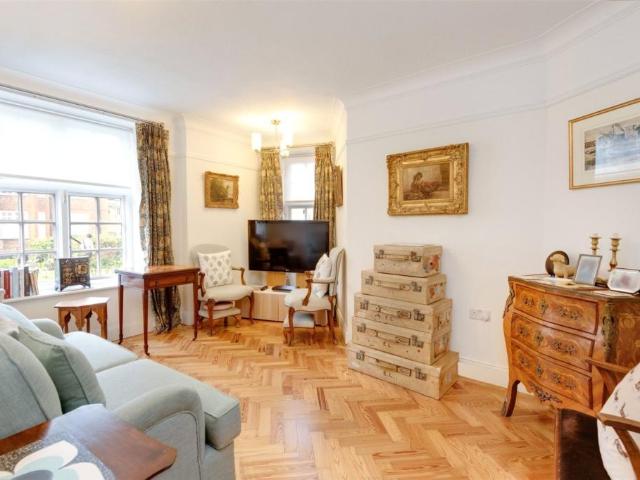 Flat for sale in Golders Green, Greater London