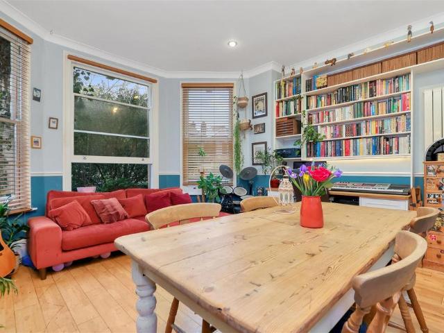 Flat for sale in Kilburn, Greater London