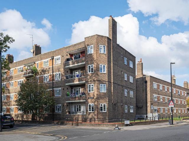 Flat for sale in Ocean Estate, Greater London