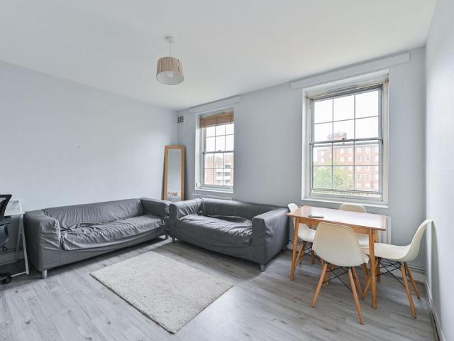 Flat for sale in Clapham, Greater London