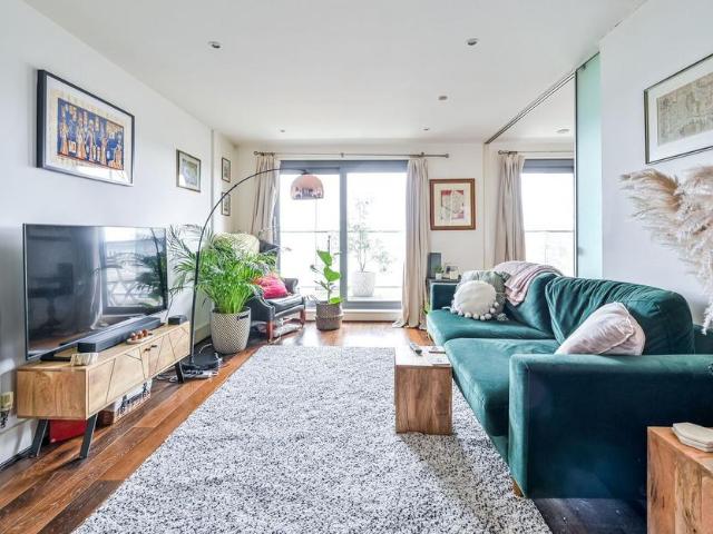 Flat for sale in Glyndon, Greater London