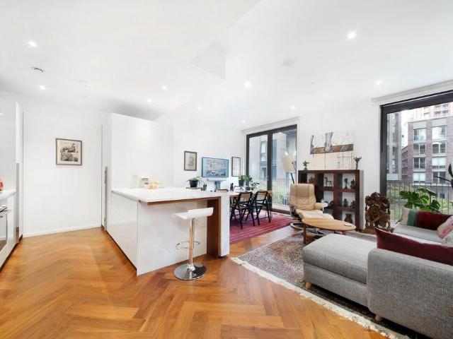 Flat for sale in Nine Elms, Greater London
