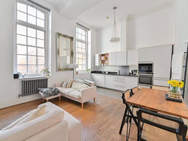 Flat for sale in Clapham Junction, Greater London