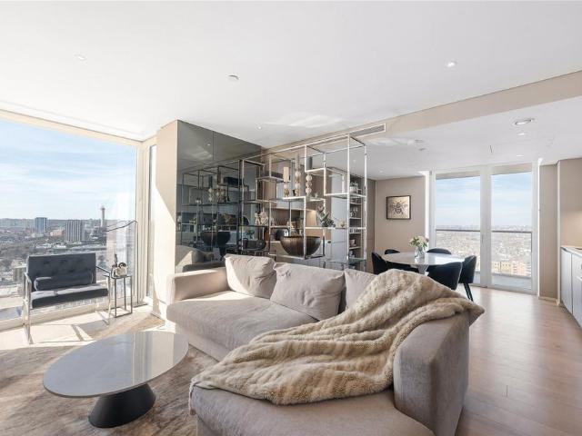 Flat for sale in Battersea, Greater London