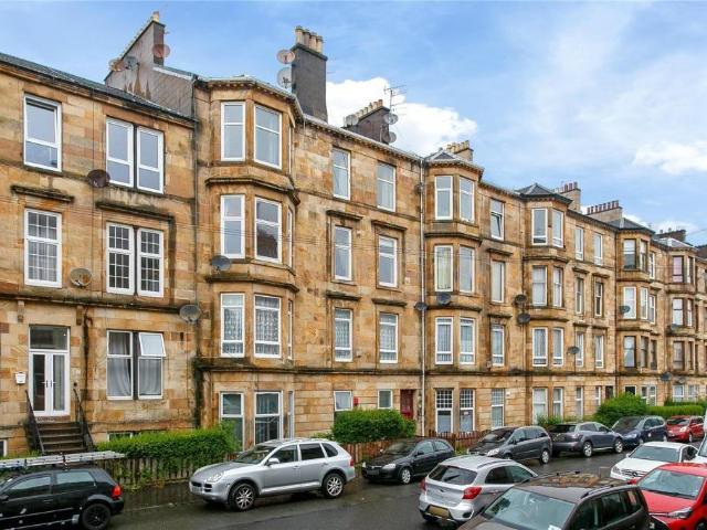 Flat for sale in Crosshill, Scotland