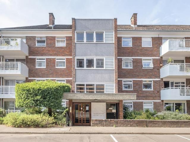 Flat for sale in North Sheen, Greater London
