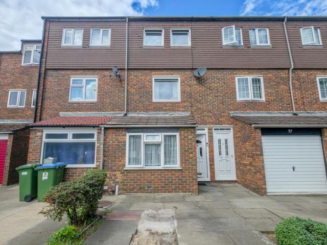 Flat for sale in Thamesmead, Greater London